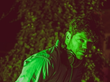 Foto van DJ Cober met een koptelefoon op