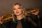Saxofonist Tallulah Rose toont een saxofoon.