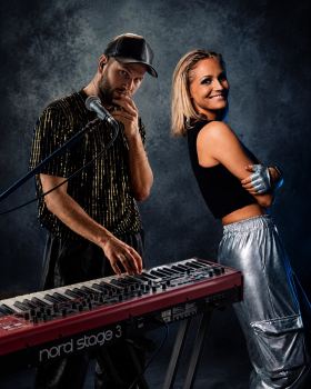 Synq live duo on set