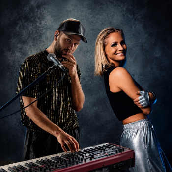 Synq live duo on set