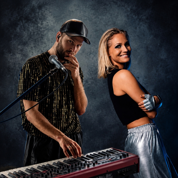 Synq live duo on set