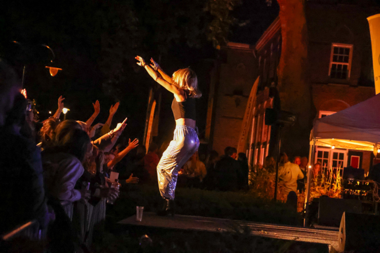 Synq live Singer Nina performing on stage